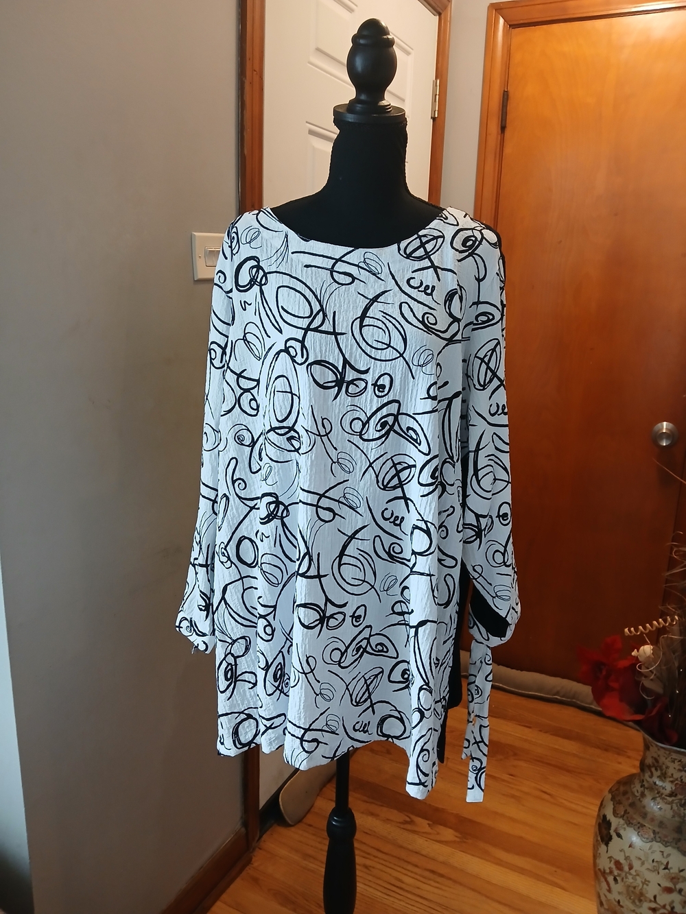 Ali Miles NWT White Tunic Top with Black Abstract Swirl Print Women's 2X - Picture 2 of 8